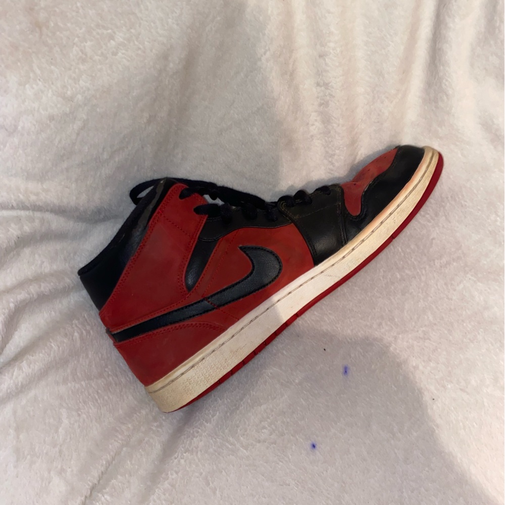 AIR JORDAN 1 MID “REVERSE BANNED”